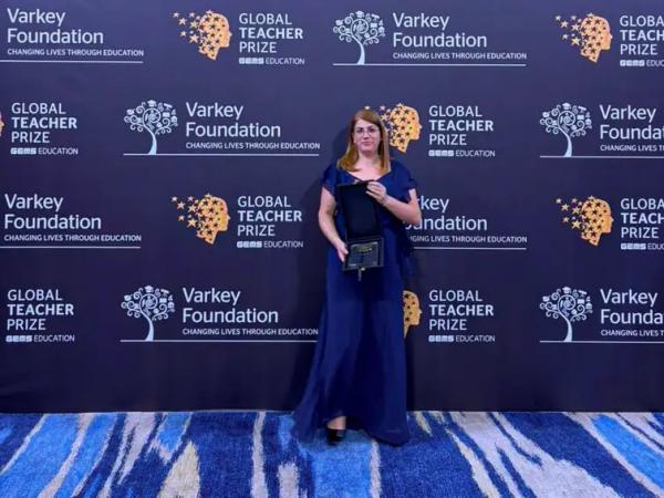 Professora D&eacute;bora Garofalo ganha pr&ecirc;mio de professora mais influente do mundo em Dubai. (Imagem:D&eacute;bora Garofalo/Arquivo pessoal)