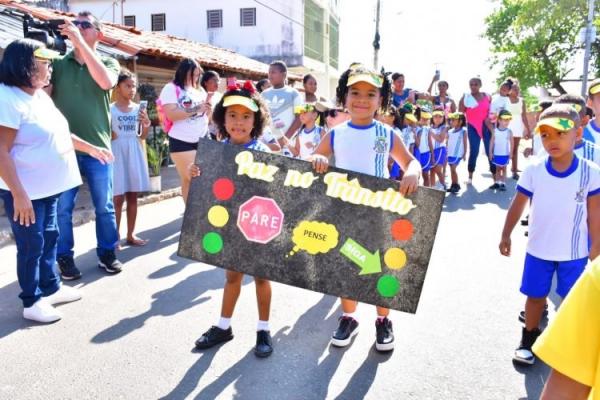 Escolas Municipais de Floriano antecipam o desfile de 7 de setembro.(Imagem:Secom)