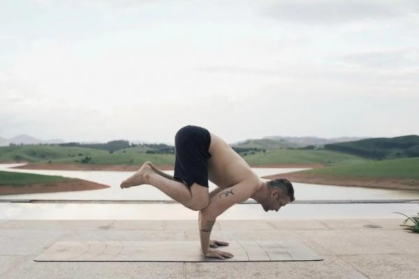 Lucas Lima é adepto da yoga e musculação.(Imagem:Reprodução/Instagram)