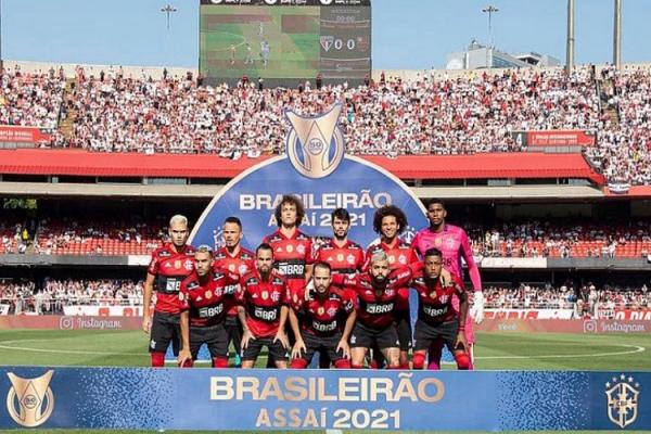 A cúpula aguarda o fim das formalidades no clube para cruzar o oceano Atlântico rumo a Portugal. O vice-presidente de futebol, Marcos Braz, e o diretor-executivo da pasta, Bruno Sp(Imagem:Reprodução)