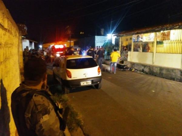 Homem é morto a tiros na Zona Sul de Teresina.(Imagem:Gil Oliveira/TV Clube)