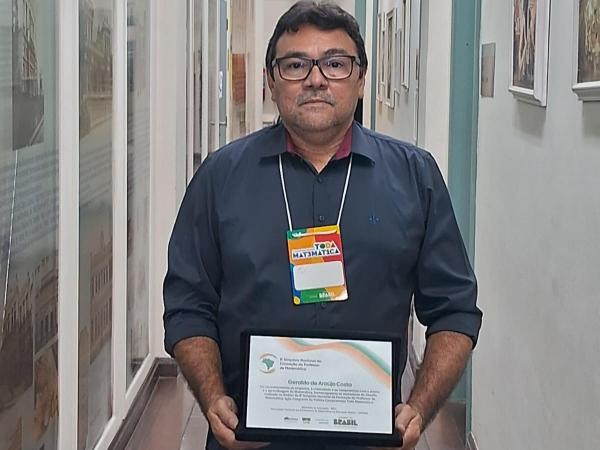 Geraldo Costa foi premiado na categoria Desafio de Comunicação Científica do 8º Simpósio Nacional da Formação do Professor de Matemática.(Imagem:Ascom Seduc)