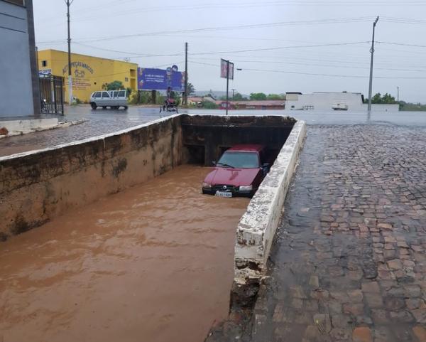 Carro é arrastado para dentro de galeria e bairros ficam alagados após forte chuva em Oeiras.(Imagem:Divulgação/Prefeitura Municipal de Oeiras)
