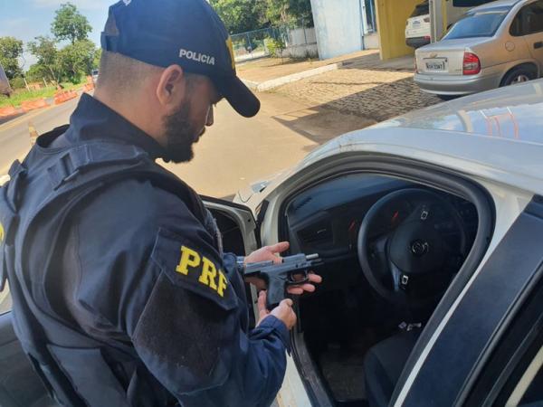 Dentro do veículo os policiais encontraram uma pistola Taurus cal. 38 e mais cinco munições intactas de mesmo callibre.(Imagem:PRF)