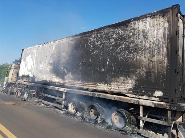 Carreta pega fogo na BR-020 em Santo Antônio de Lisboa.(Imagem:PRF)