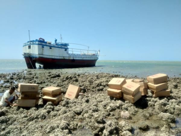 Embarcação encalhou com carga de cigarro contrabandeado no Litoral do Piauí em agosto de 2019.(Imagem:Divulgação/Polícia Federal)