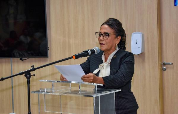 Diretora do Campus de Floriano, Edmilsa Santana.(Imagem:Divulgação)