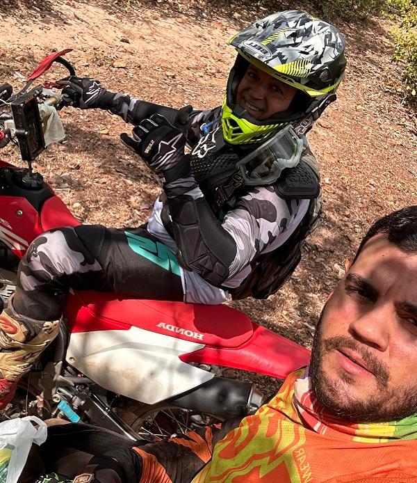 Pilotos Paulo Melo, diretor de prova, e Lucas Campos, comissário técnico, durante o levantamento do Enduro do Corisco 2023.(Imagem: Divulgação)