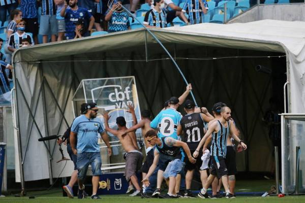 Torcida do Grêmio invade o campo e destrói equipamentos do VAR(Imagem:Reprodução)