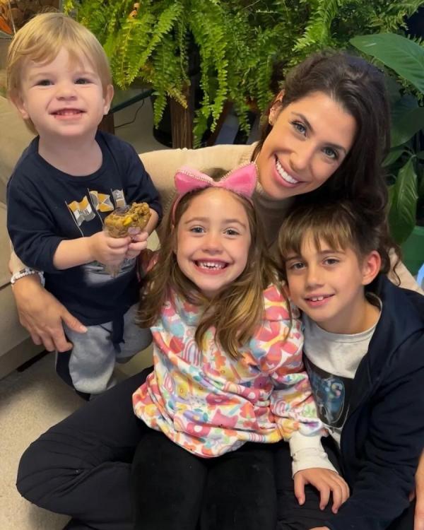 Tamara Dalcanale com os filhos Kael, da união com Kayky Brito, Carolina e Felipe, de relacionamento anterior.(Imagem:Reprodução/Instagram)