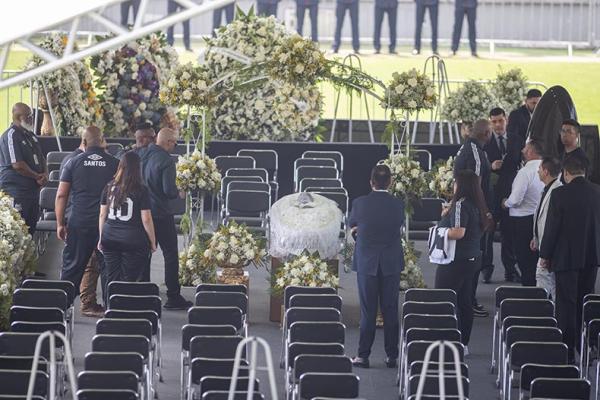 O adeus ao Rei do Futebol necessitou paciência e protetor solar. Quatro filas em zig-zag em uma das laterais do estádio da Vila Belmiro, em Santos, marcaram o início do velório de(Imagem:Reprodução)