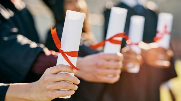 O diploma de papel ainda vale? Sim, os diplomas impressos emitidos antes de julho de 2025 continuam válidos. A mudança vale apenas para os novos documentos emitidos a partir dessa(Imagem:Reprodução)