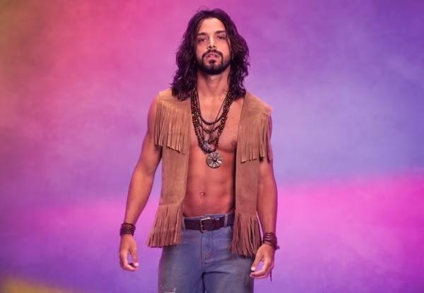Rodrigo Simas com o visual do musical