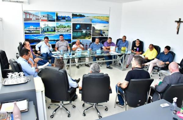Plano de Cargos e Salários: vereadores entregam demandas das categorias ao prefeito de Floriano(Imagem:CMF)