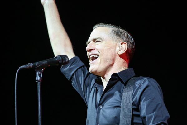 Bryan Adams acena para o público no início do show no Allianz Parque Hall, na Zona Oeste de São Paulo.(Imagem:Fábio Tito/G1)