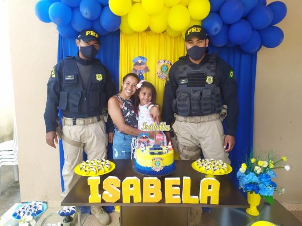 Menina de 5 anos que sonha em ser da PRF ganha festa temática e surpresa de policiais.(Imagem:Divulgação/PRF)