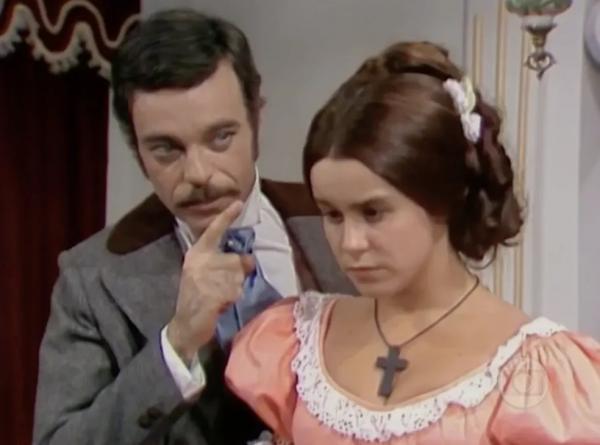 Isaura (Lucélia Santos) e Leôncio (Rubens de Falco) conversam em