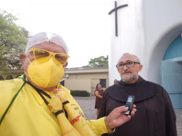 Pe. Fr. James Carneiro, pároco da Paróquia de Nossa Senhora das Graças.(Imagem:FlorianoNews)