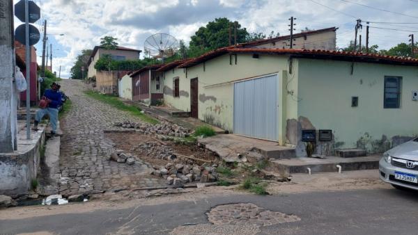 Infraestrutura intensifica o serviço de tapa buracos pelos bairros de Floriano.(Imagem:Secom)