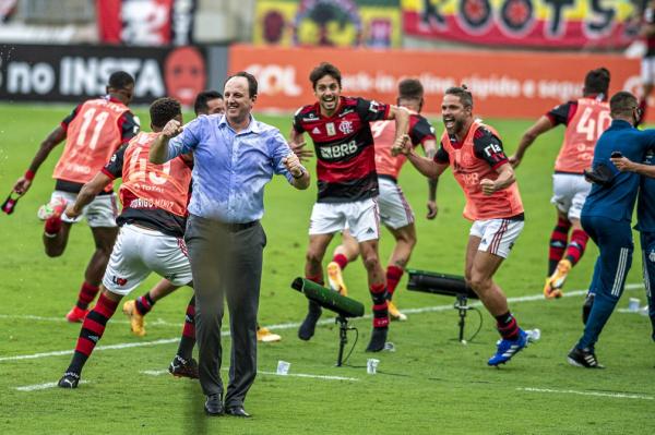 Rogério Ceni e jogadores comemoram gol da virada do Flamengo contra o Internacional.(Imagem:Marcelo Cortes / CRF)