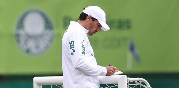 Abel Ferreira durante treino do Palmeiras na Academia de Futebol.(Imagem:Cesar Greco)