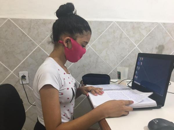 Ayslla Aguiar, de 13 anos, do litoral paulista, acordava todos os dias cedo e vai até uma ONG próxima para conseguir acompanhar as aulas online.(Imagem:Isabella Lima/G1)