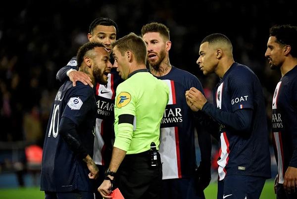 Neymar expulsão PSG x Strasbourg(Imagem:JULIEN DE ROSA / AFP)