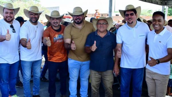 Os vereadores representaram com orgulho e respeito a população florianense.(Imagem:CMF)