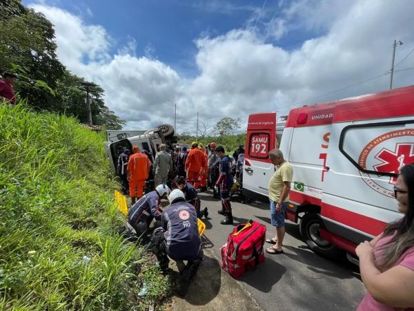 Caminhão tomba e deixa quatro pessoas feridas na BR-343 em Teresina(Imagem:Josiane Sousa)