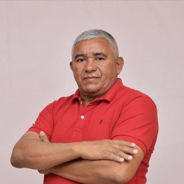 A foto do candidato à reeleição a prefeito de São Braz do Piauí, Nilton Pereira Cardoso (MDB), vai aparecer nas urnas no primeiro turno das eleições deste domingo (15). Ele morreu(Imagem:Reprodução)