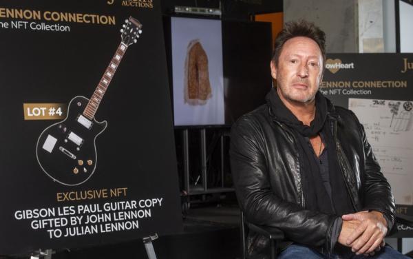 Julian Lennon, filho de John Lennon, está leiloando itens de memorabilia relacionados aos Beatles, incluindo três guitarras dadas a ele por seu pai e notas manuscritas sobre a canç(Imagem:Reprodução)