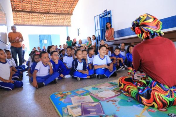 Prefeitura de Floriano leva Biblioteca Itinerante às escolas em comemoração ao mês do Folclore(Imagem:Secom)