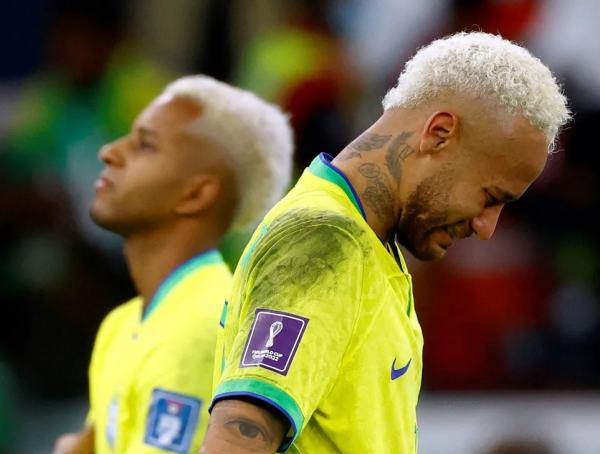 Neymar triste após eliminação da Seleção Brasileira, Brasil.(Imagem:REUTERS/Suhaib Salem)
