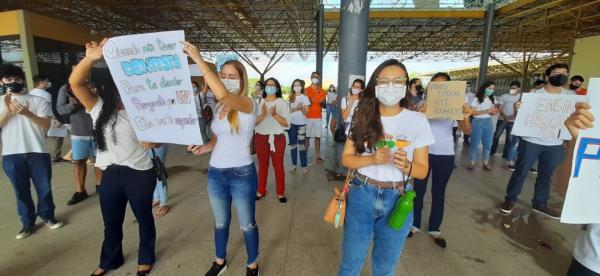 Protesto de estudantes dos cursos de saúde na UFPI.(Imagem:Marcos Teixeira/TV Clube)