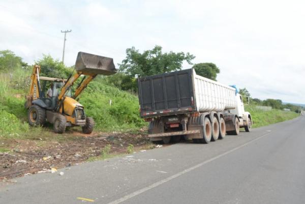 Infraestrutura recolhe lixo descartado de forma irregular em Floriano.(Imagem:Secom)