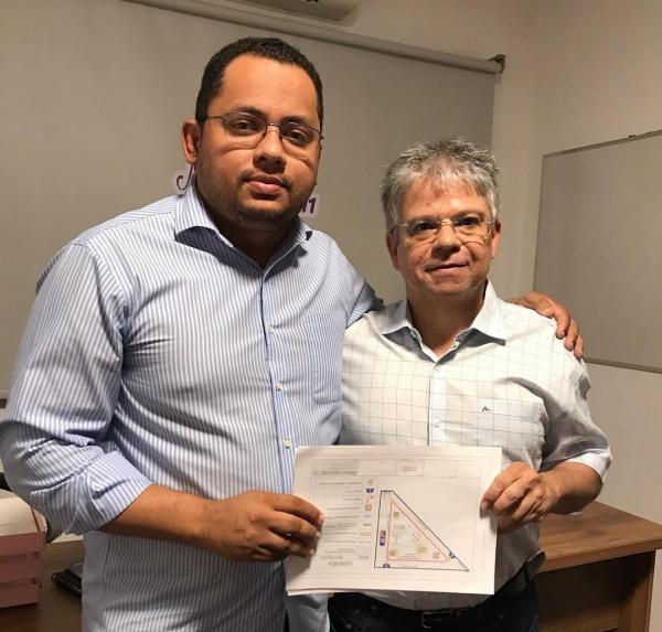 Vereador Dessim Almeida entrega projeto de praça ao Deputado Gustavo Neiva para o bairro Cajueiro 2(Imagem:Reprodução/Instagram)