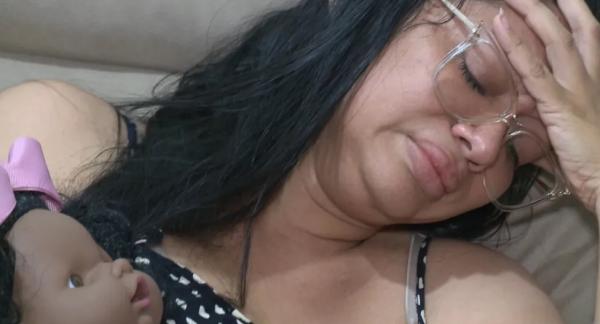  Mãe chora e pede Justiça ao relatar morte da filha de 6 anos quando policial reagiu a assalto.(Imagem: Reprodução )