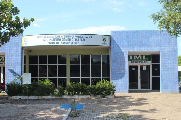 Corpo da vítima foi removido pelo Instituto Médico Legal (IML).(Imagem:Lucas Marreiros / G1 PI)