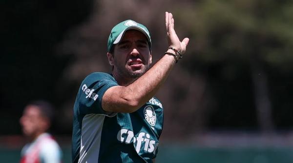  Abel Ferreira no treino do Palmeiras nesta quinta-feira, antes da Supercopa do Brasil.(Imagem: Cesar Greco/Palmeiras )