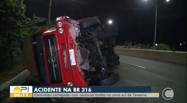 Caminhão carregado com verduras tomba na BR-316 após pneu estourar; 