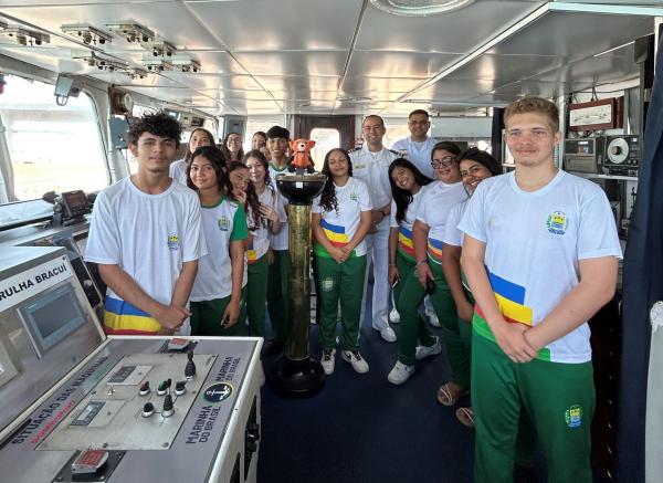 Aula a bordo: estudantes da Escola do Mar acompanham rotina de navio da Marinha em Lu&iacute;s Correia(Imagem:Ascom Seduc)