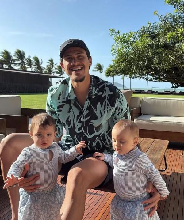 Pedro, do Flamengo, ao lado das filhas.(Imagem:Divulga&ccedil;&atilde;o)