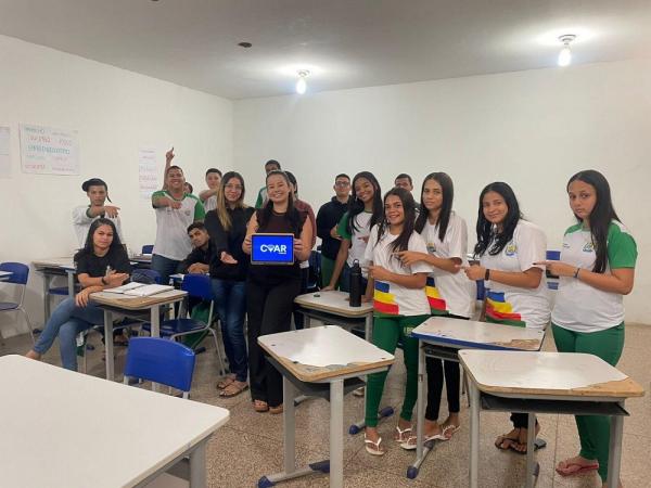 Roberta Diniz durante visita a escolas da rede p&uacute;blica.(Imagem:Ascom Uespi)