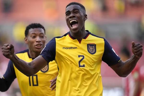 Félix Torres comemora o primeiro gol do Equador sobre o Paraguai(Imagem:Dolores Ochoa - Pool/Getty Images)