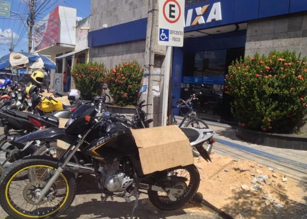 Motocicletas estacionadas em frente a agência bancária em Teresina.(Imagem:Divulgação/g1)