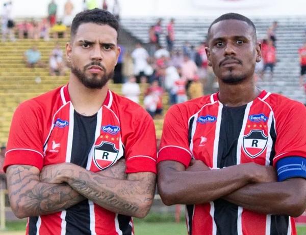 Lucas Mingoti e Leandro Amaro, zagueiros do River-PI campeões em 2023 e mantidos em 2024 (Imagem:Divulgação/River A.C.)