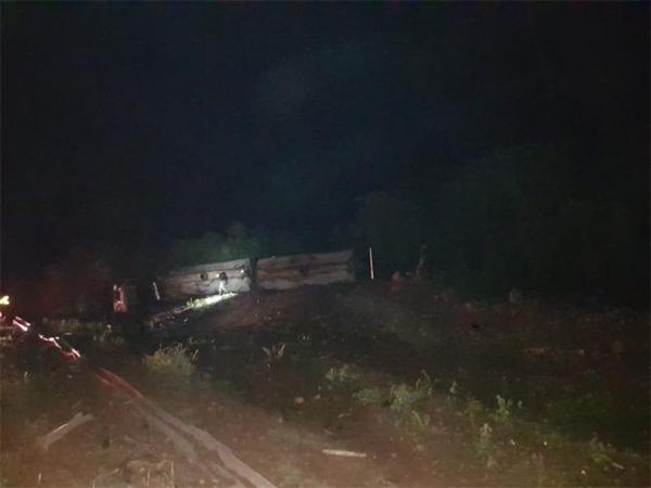 Um caminhão capotou após perder o controle em uma curva fechada na BR-135 em Bertolínia, na região Sul do Piauí. O acidente aconteceu por volta das 22h deste sábado (29) no Km 127,(Imagem:Reprodução)