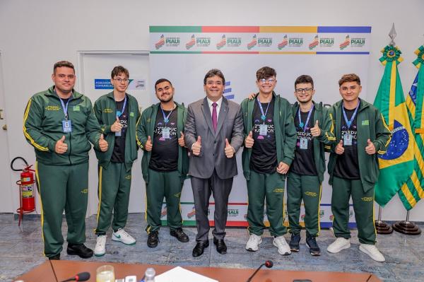 Rafael Fonteles recepciona estudantes que seguem para intercâmbio na Alemanha(Imagem:Gabriel Paulino)