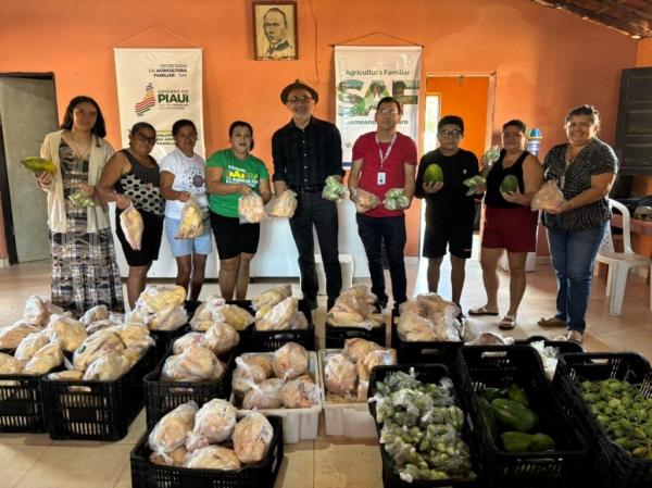 Entrega de alimentos pelo PAA Ind&iacute;gena na comunidade Nazar&eacute;, em Lagoa de S&atilde;o Francisco.(Imagem: Roberto Araujo)
