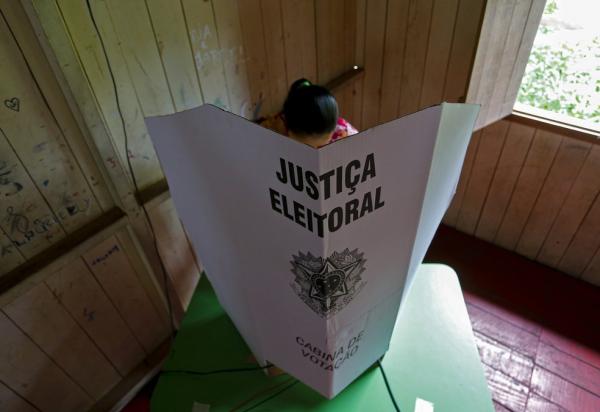 Mulher vota no interior do Pará nas eleições deste domingo (15).(Imagem:Tarso Sarraf/AFP)